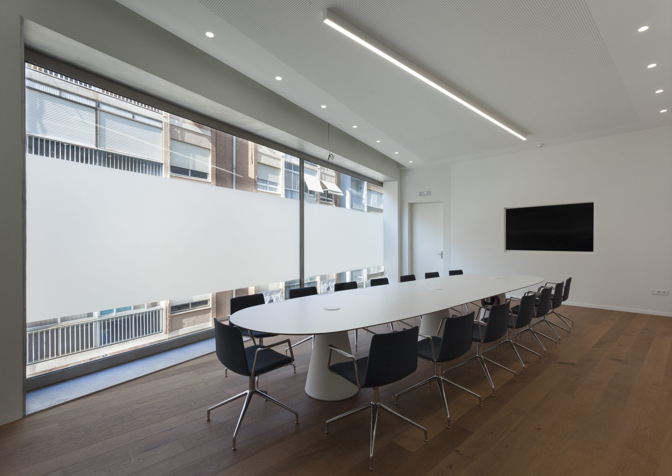 reverse conference table | andreu world - image 4