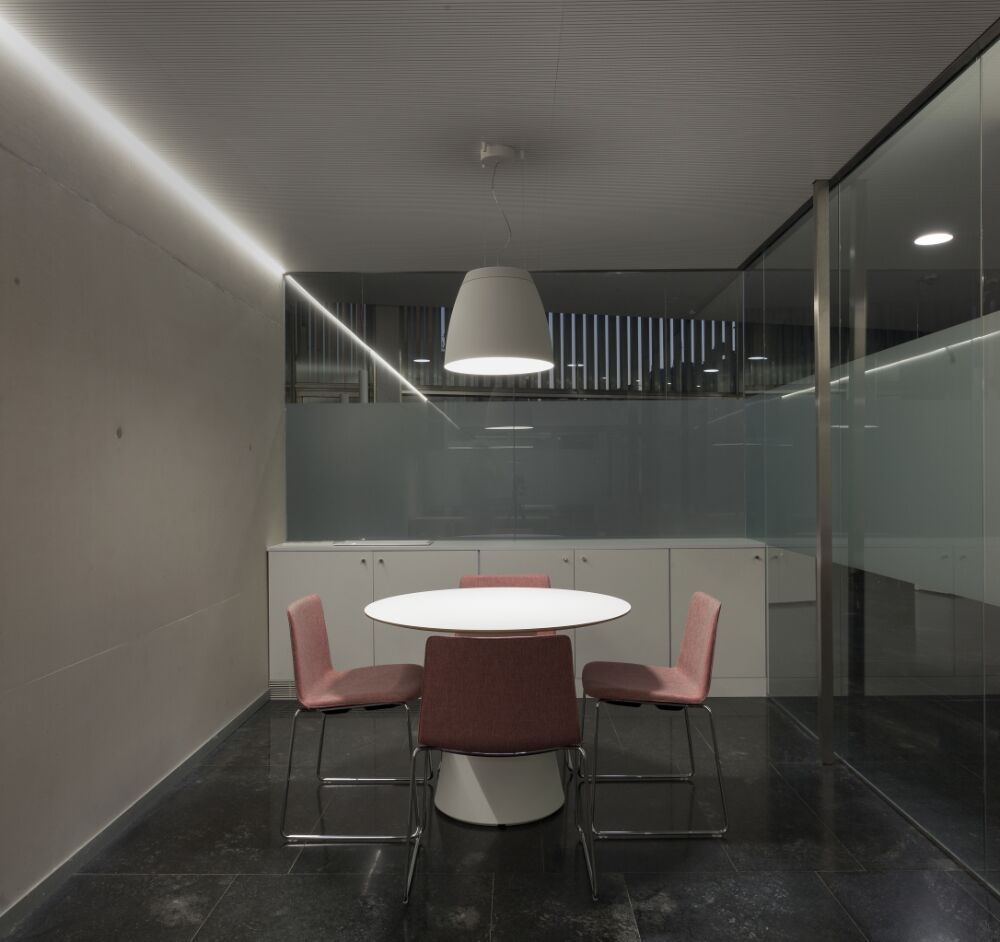 reverse meeting table | andreu world - image 8